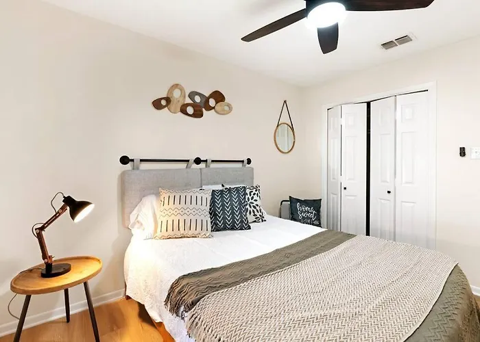 Charming & Bright W Lounging Pool And Hot Tub Round Rock