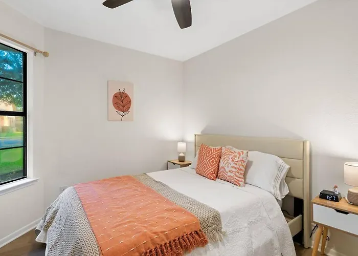 Charming & Bright W Lounging Pool And Hot Tub *