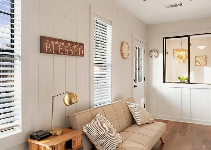 Charming & Bright W Lounging Pool And Hot Tub