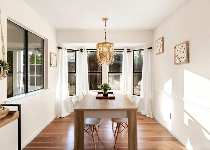 Charming & Bright W Lounging Pool And Hot Tub *