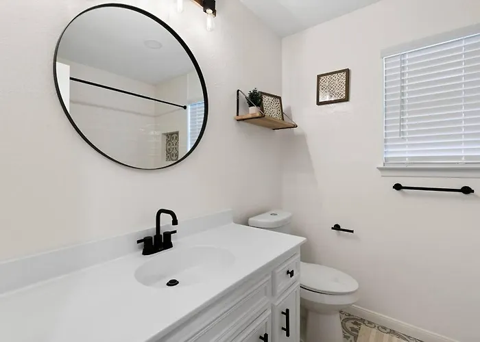 Charming & Bright W Lounging Pool And Hot Tub