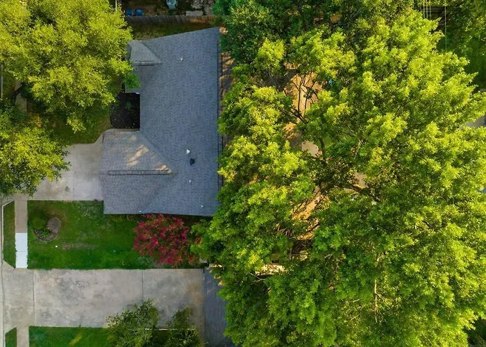 Charming & Bright W Lounging Pool And Hot Tub Holiday home