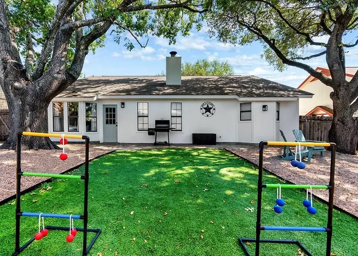 Charming & Bright W Lounging Pool And Hot Tub Round Rock
