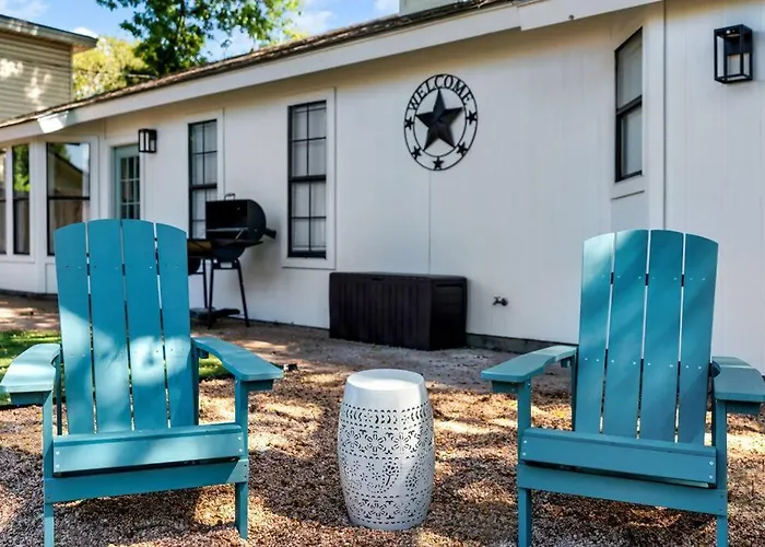 Charming & Bright W Lounging Pool And Hot Tub *