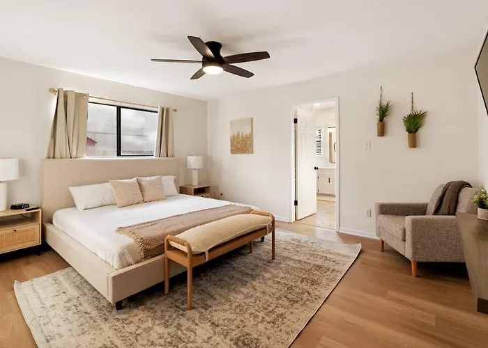 Charming & Bright W Lounging Pool And Hot Tub Holiday home
