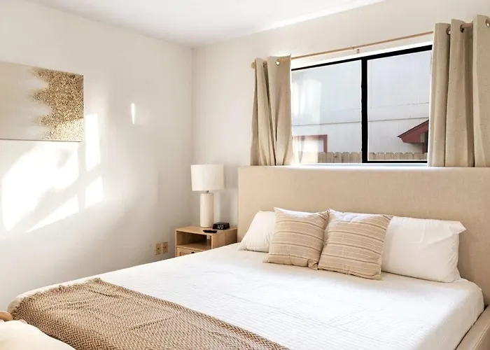 Holiday home Charming & Bright W Lounging Pool And Hot Tub
