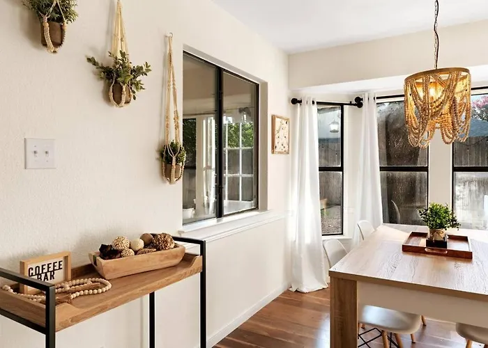 Holiday home Charming & Bright W Lounging Pool And Hot Tub