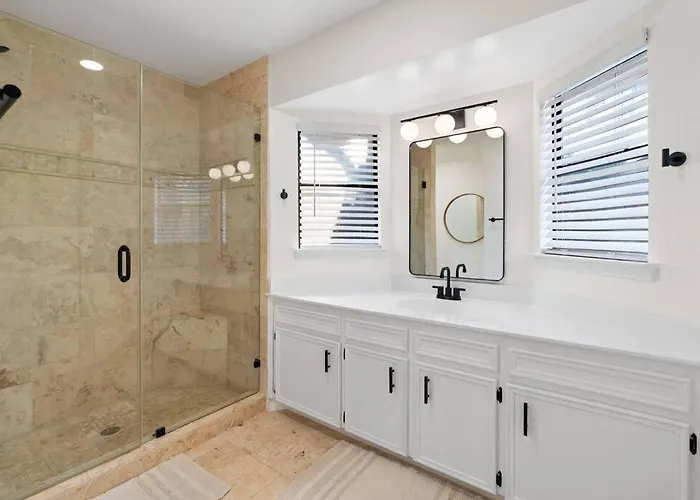 Holiday home Charming & Bright W Lounging Pool And Hot Tub