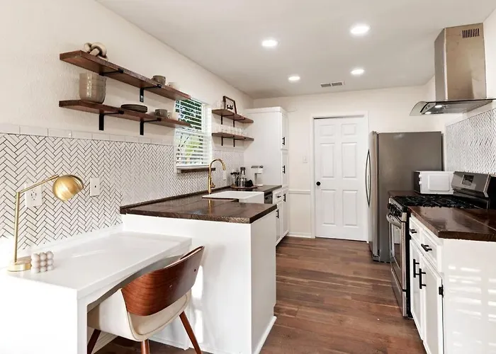 Holiday home Charming & Bright W Lounging Pool And Hot Tub