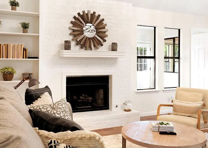 Charming & Bright W Lounging Pool And Hot Tub Round Rock