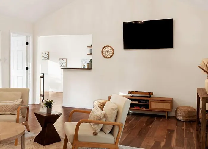 Charming & Bright W Lounging Pool And Hot Tub Holiday home