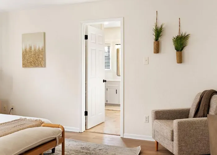 Charming & Bright W Lounging Pool And Hot Tub Holiday home