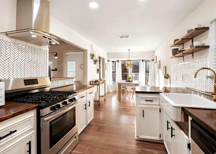 Holiday home Charming & Bright W Lounging Pool And Hot Tub *