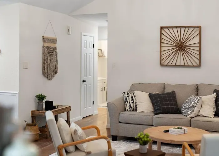 Holiday home Charming & Bright W Lounging Pool And Hot Tub