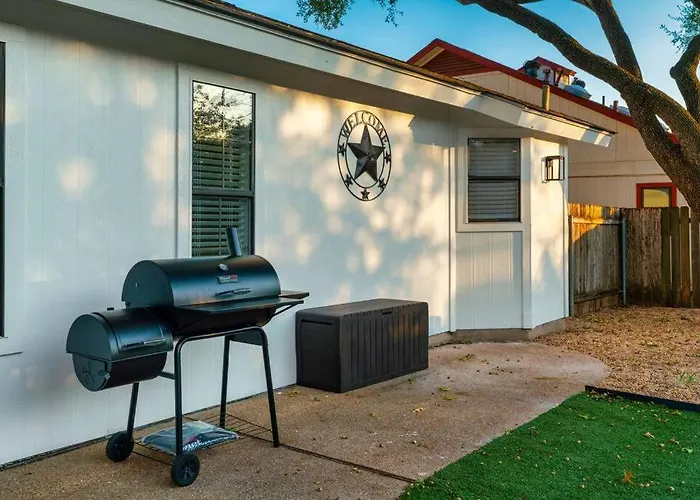 Charming & Bright W Lounging Pool And Hot Tub Holiday home Round Rock