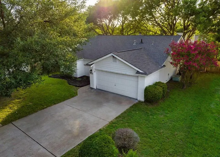 Charming & Bright W Lounging Pool And Hot Tub Holiday home
