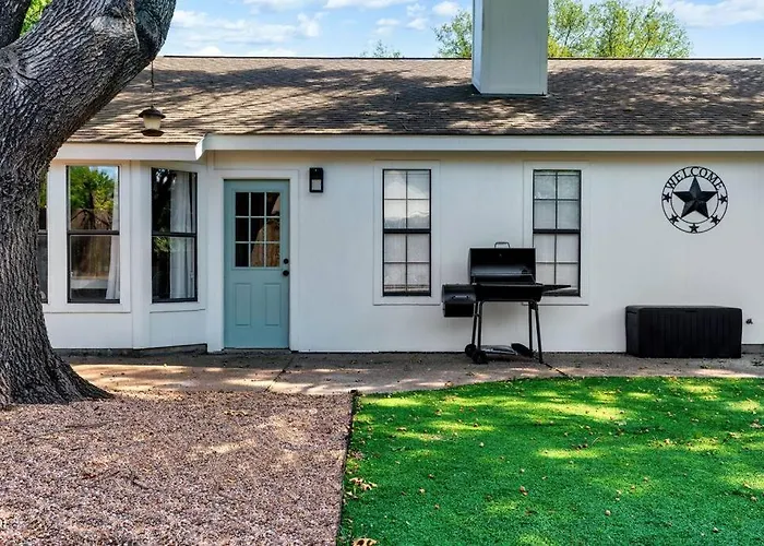 Charming & Bright W Lounging Pool And Hot Tub Holiday home Round Rock